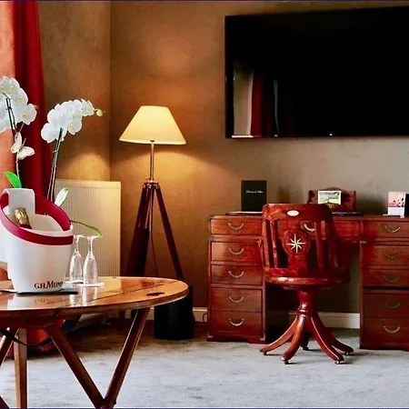 Domaine De & 4* فيلي سور مير